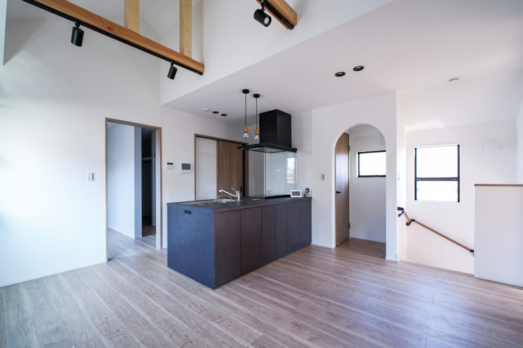 モダンなキッチンと明るい木目フローリングが調和した、施工事例。