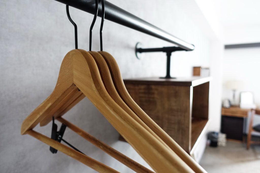 ハンガーラックとDIYで作った棚イメージ