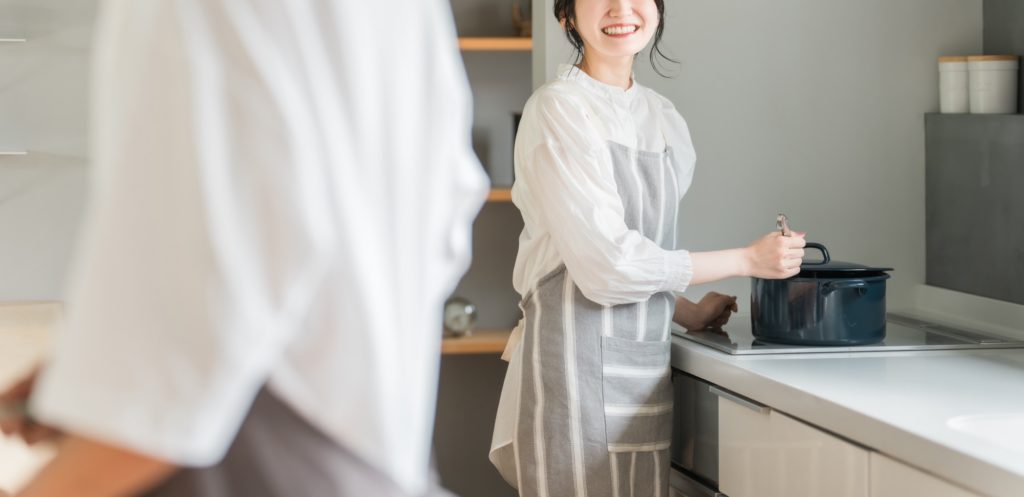 キッチンで料理・家事をする夫婦