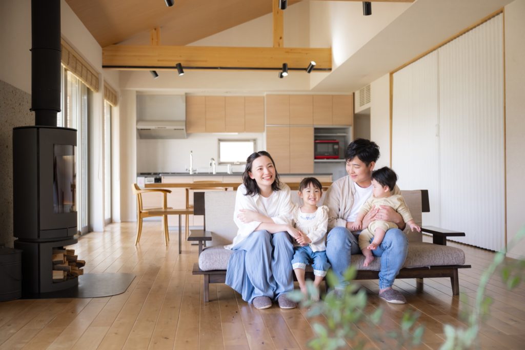 家の自宅のソファーでくつろぐ4人の家族