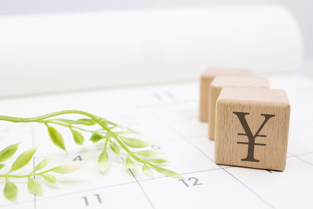 カレンダーと日本円記号が書かれたブロック 