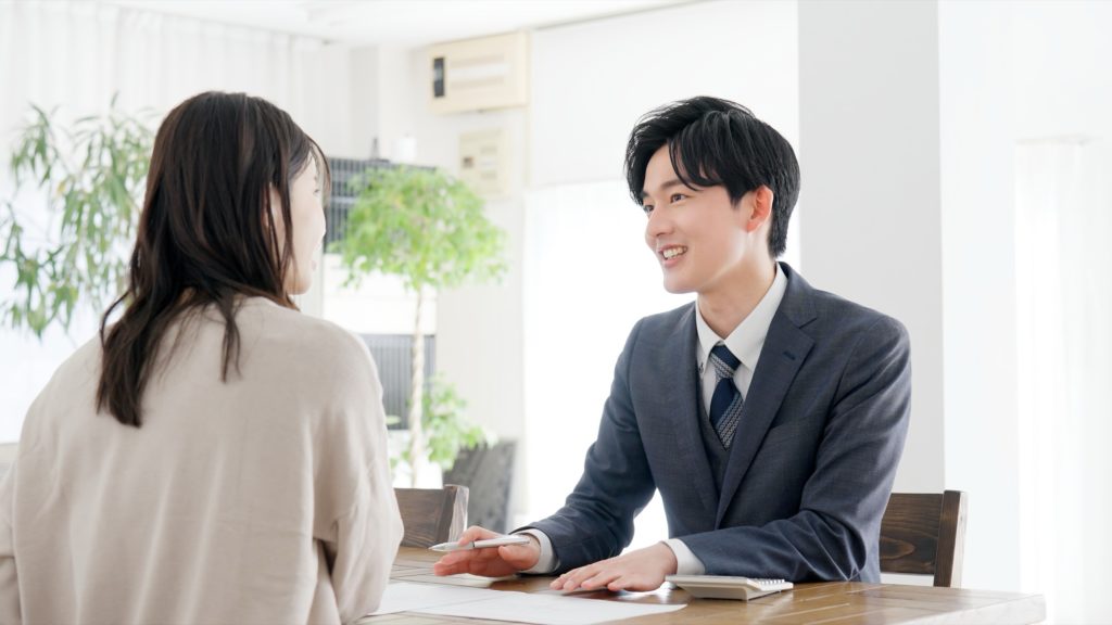 住宅会社の営業担当スタッフの話を聞くイメージ